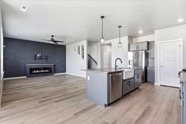 Building Photo - 5 Bedroom, 2.5 Bathroom home located in Southeast Boise
