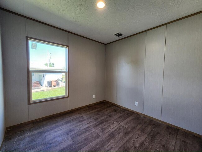 Building Photo - 539 Zebra Dr