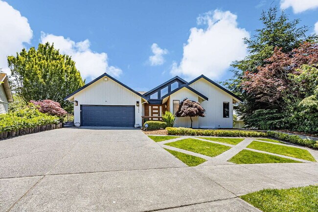 Building Photo - Sophisticated and Elegant home is located in Harbor Ridge at Browns Point. Spacious 4 bedroom, 4 ...