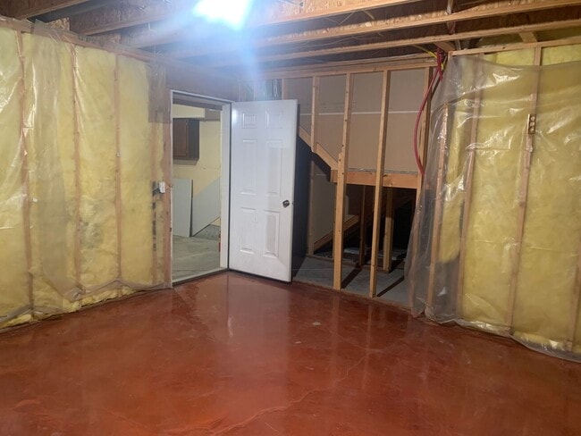 Building Photo - 5 Bedroom 3 Bathroom Home In Briarwood