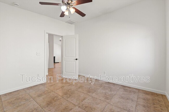 Building Photo - 227 E Waverly St