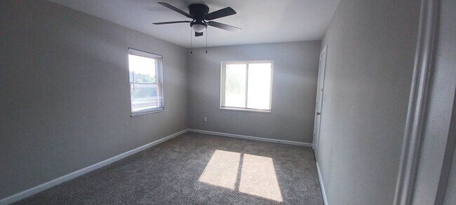 Building Photo - Beautiful 1 bed/1 bath apartment, just off...