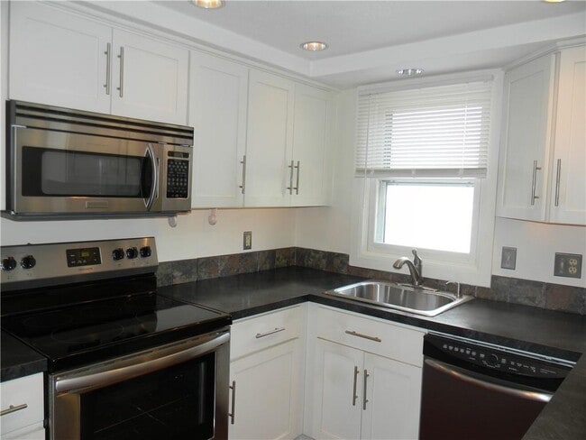 Building Photo - 152 Elmgrove Ave