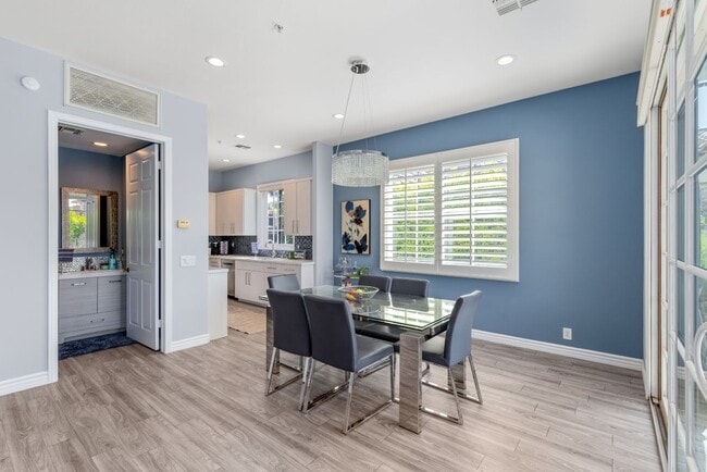 Building Photo - 546 N Indian Canyon Dr