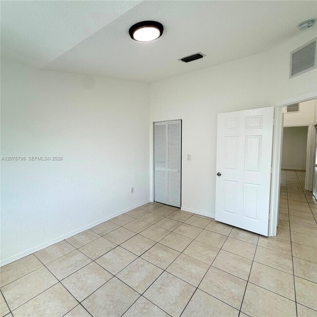 Building Photo - 923 SE 16th Ct