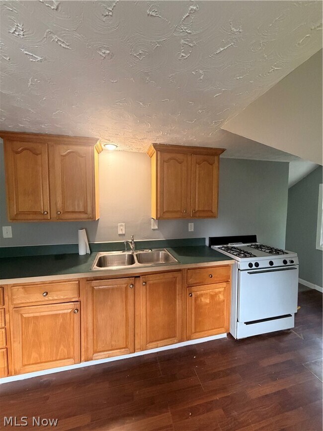 Building Photo - 1399 Barlow Rd