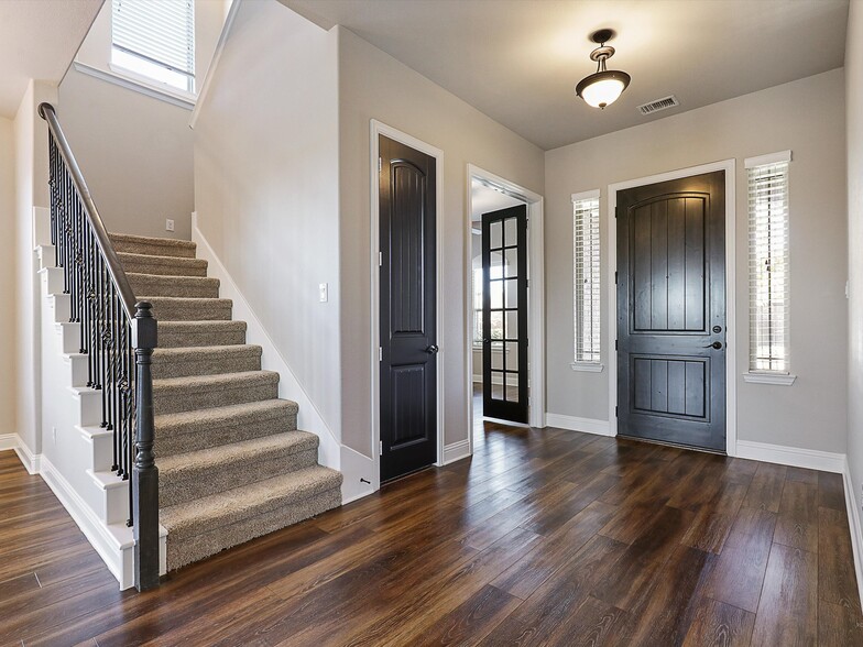 staircase to 2nd leve - 2618 Thayne Dr