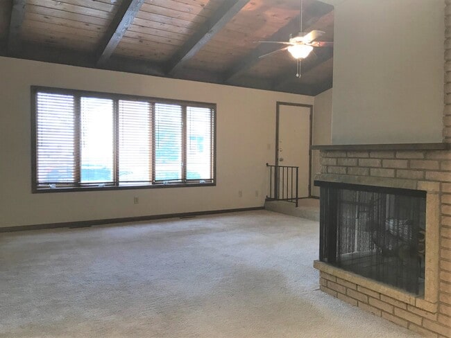 Building Photo - 408 Holly Ln