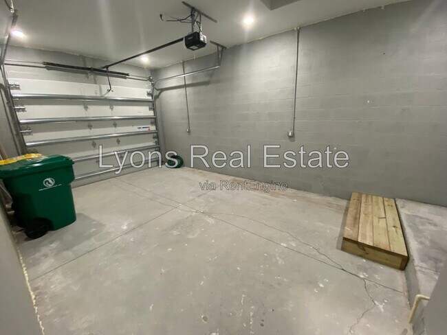 Building Photo - 10398 Port Everglades St