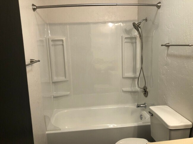 Building Photo - Updated 2 bedroom 1.5 bathroom duplex!