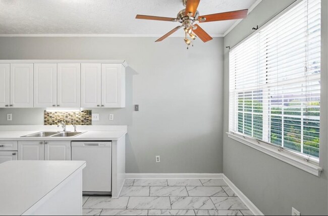 Building Photo - 2BR Townhome in Summerhill with Garage and Exterior Maintenance Included