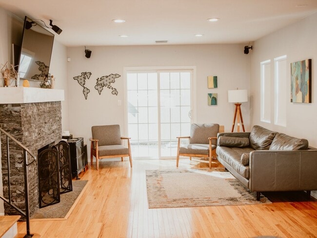 Building Photo - 6 Bedroom 4 Bath with Pool and yard space