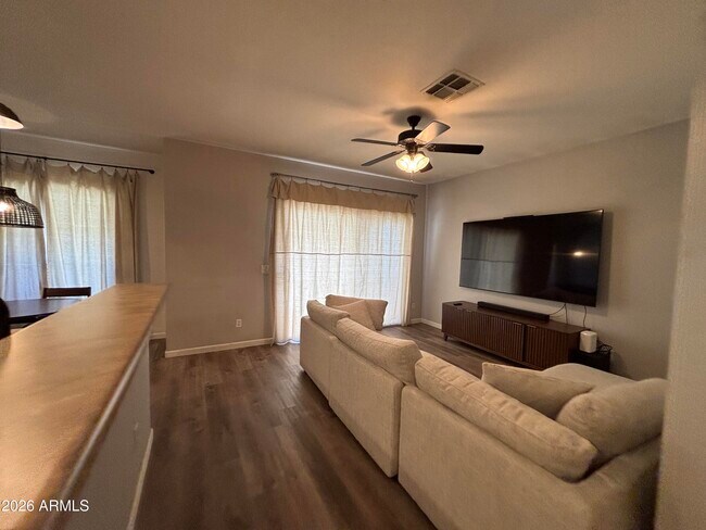 Building Photo - 948 E Savannah Dr