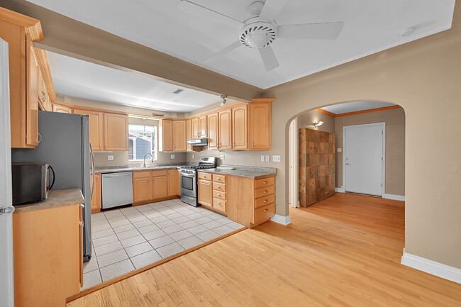 Building Photo - $3,195, 3-bed, 3-bath located in Denver wi...