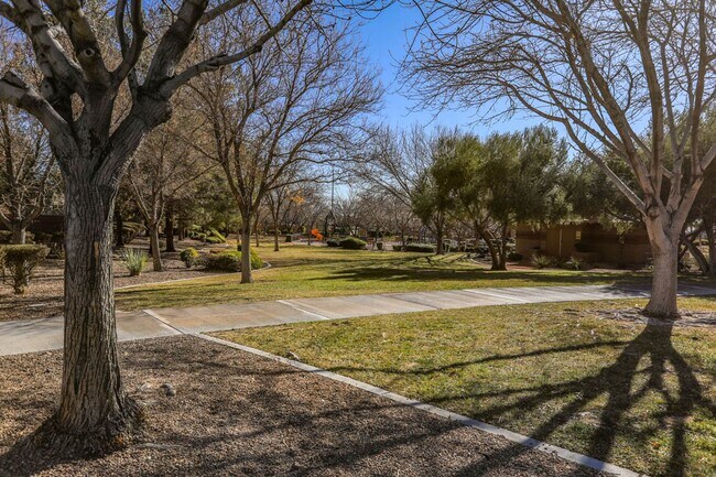 Building Photo - 3 Bedroom Summerlin South Beauty