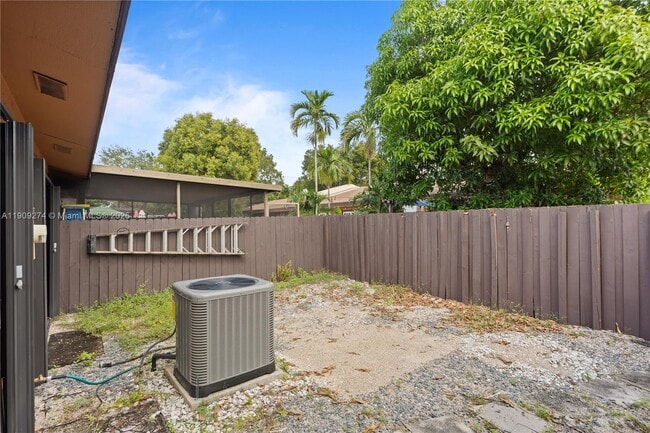 Building Photo - 2331 Dogwood Ct