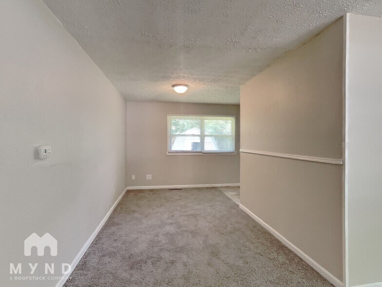 Building Photo - 6125 Roselawn Dr