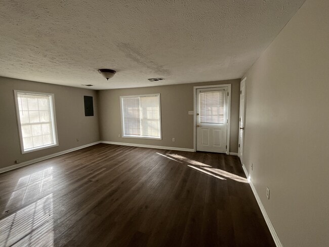 Building Photo - 604 N McLemore Ave