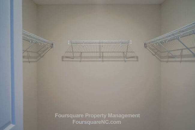 Building Photo - Townhome | First Floor Bonus Room | Single...