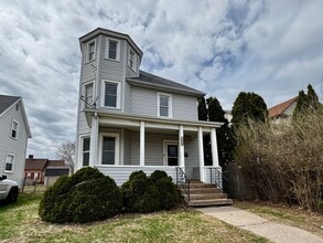 Building Photo - 5 Bed + Bonus Room House | Across from Park | 3 Stories | $1,450