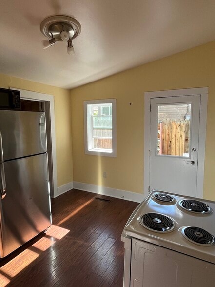 Building Photo - 505 Hillsdale St