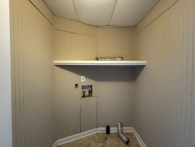 Building Photo - Four bedroom, two bathroom home near downt...