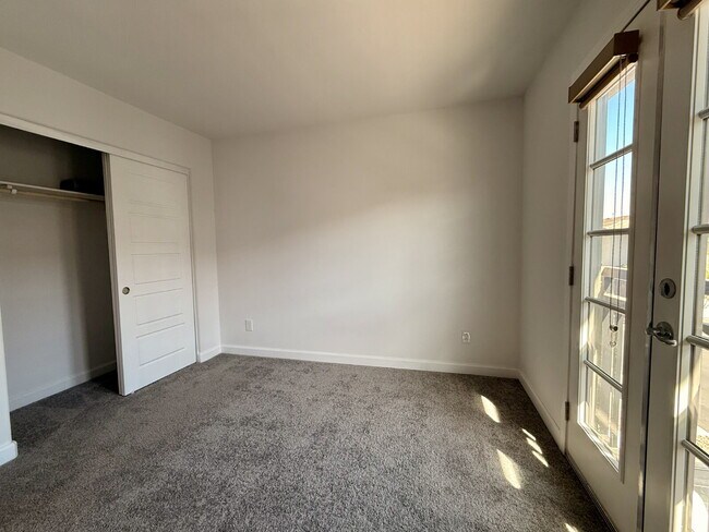 Building Photo - 3 BED 2.5 BATH 2 CAR GARAGE TOWNHOUSE W/ LOFT IN HENDERSON CADENCE COMMUNITY FEAT. COMMUNITY POOL!