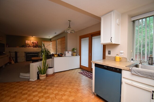 Building Photo - Bright Holladay 4 Bed Home – High Ceilings in Prime Location!!