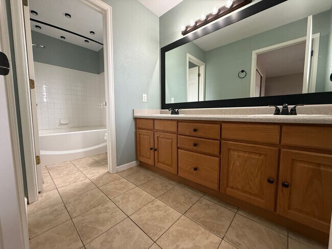 Building Photo - Beautiful 3 Bed / 3 Bath Home in Desirable D49!