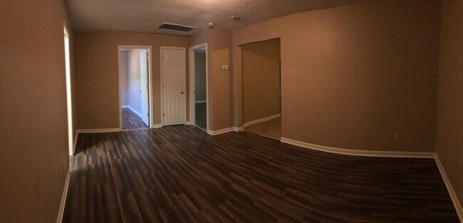 Building Photo - 501 N Bradford Ave