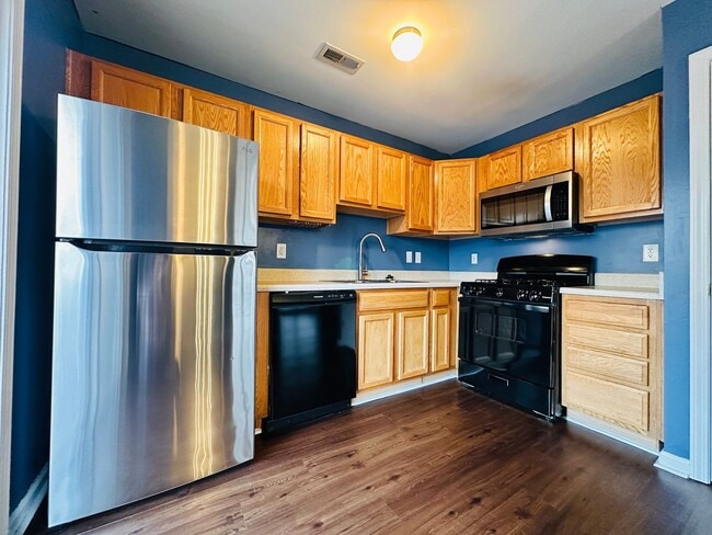 Building Photo - End-Unit 3BR Townhome Minutes to NCSU, Downtown & Crossroads