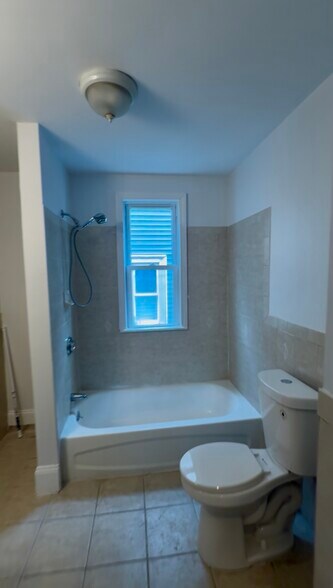 Building Photo - 27 Greenock St