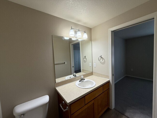 Building Photo - FREE RENT through FEBRUARY - SEE LISTING for DETAILS!  Newly Updated Two Bedroom Townhome Availab...