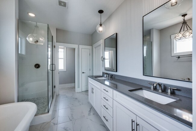Building Photo - Lovely 3BE/3modern farmhouse is a sheer de...