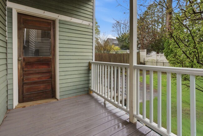 Building Photo - 35 Oakland St