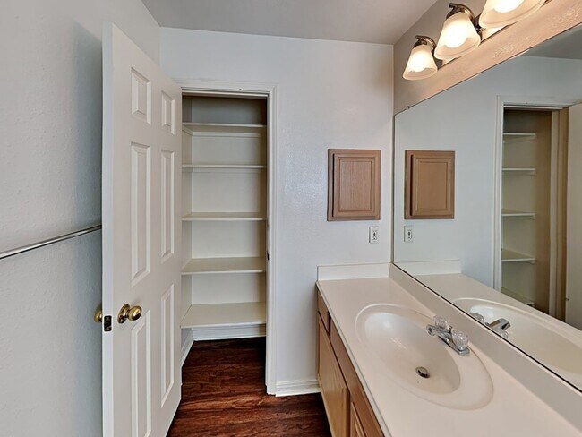 Building Photo - 31442 Camden Village Dr
