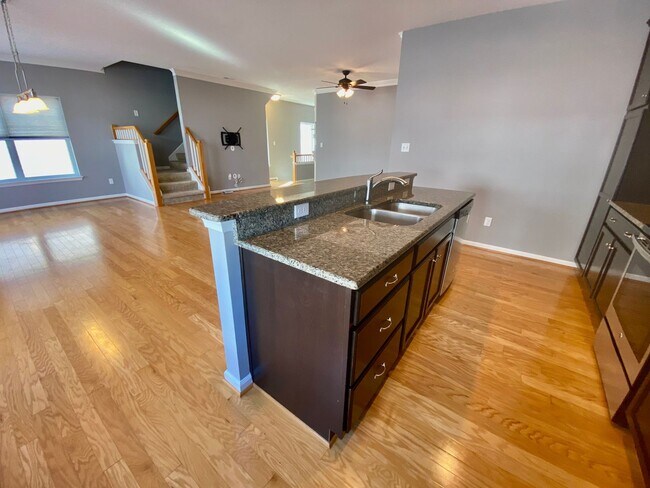 Building Photo - Spacious Condo - Waterfront Community - Av...