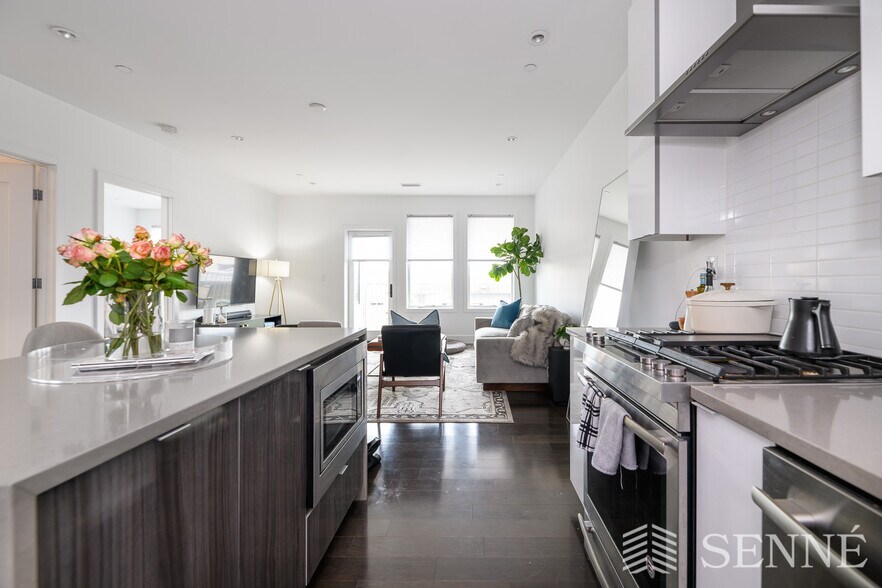 Building Photo - 2 W 6th St