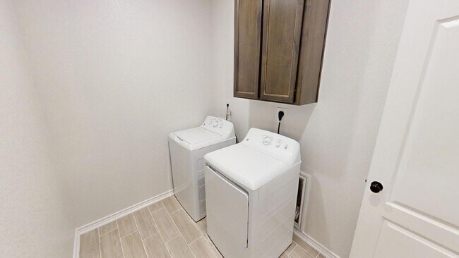 Building Photo - Welcome home to this beautifully designed 4-bedroom, 2.5-bathroom gem!