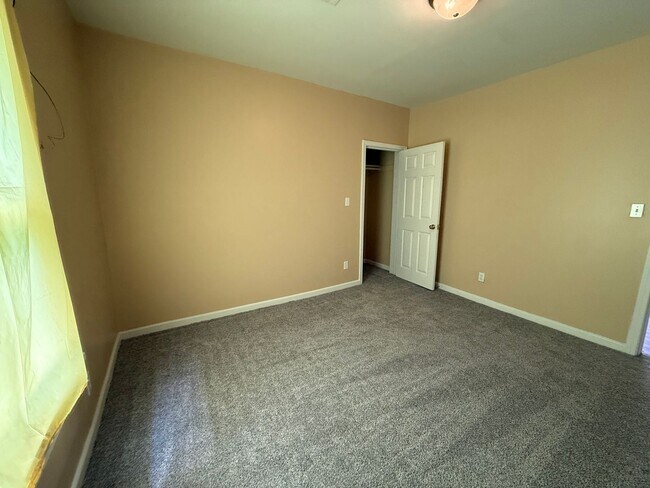 Building Photo - 5 Bedrooms, 2 Bathrooms - Home in East Rome!