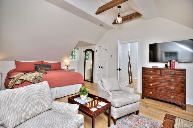 Building Photo - 55 Kings Hwy N