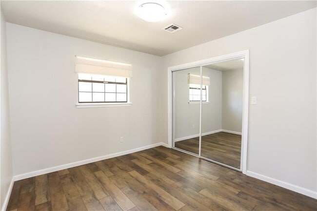 Building Photo - 1005 Robin Haven Dr