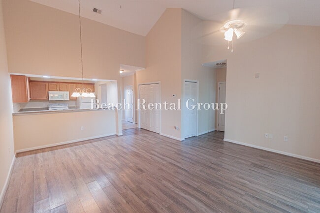 Building Photo - 3 Bedroom End Unit w/ Screened-In Balcony
