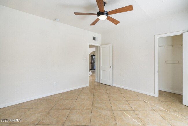 Building Photo - 930 E Whitton Ave