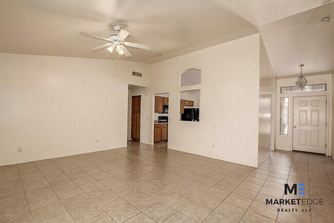 Building Photo - 3Bed/2Bath Home at Lower Buckeye Rd! JOIN ...