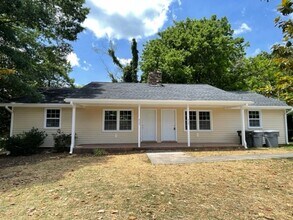 Building Photo - 1050