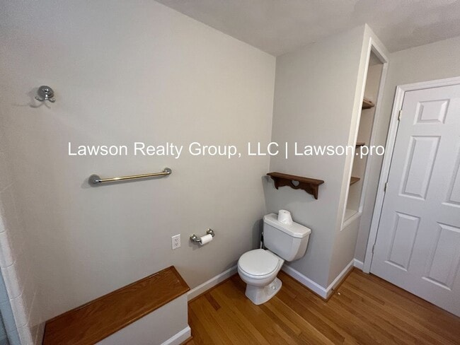 Building Photo - Beautiful Cave Spring Split Level with Bac...