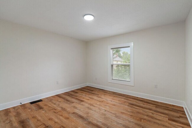 Building Photo - 209 N Addison St