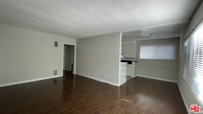 Building Photo - 832 S Gramercy Pl