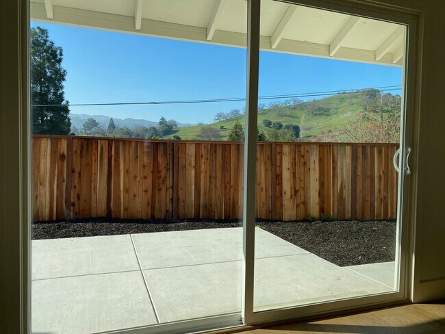 Building Photo - 11 Paddock Ct